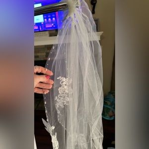 New ivory beaded/ flower detail veil